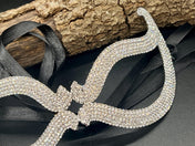 Silver Crystal Masquerade Mask – Cat Eye Form for a Striking Impression