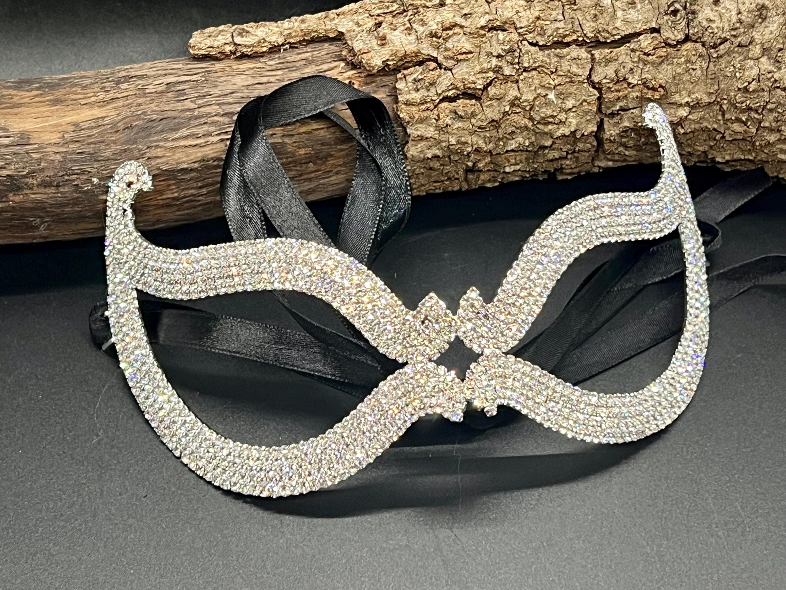 Silver Crystal Masquerade Mask – Cat Eye Form for a Striking Impression