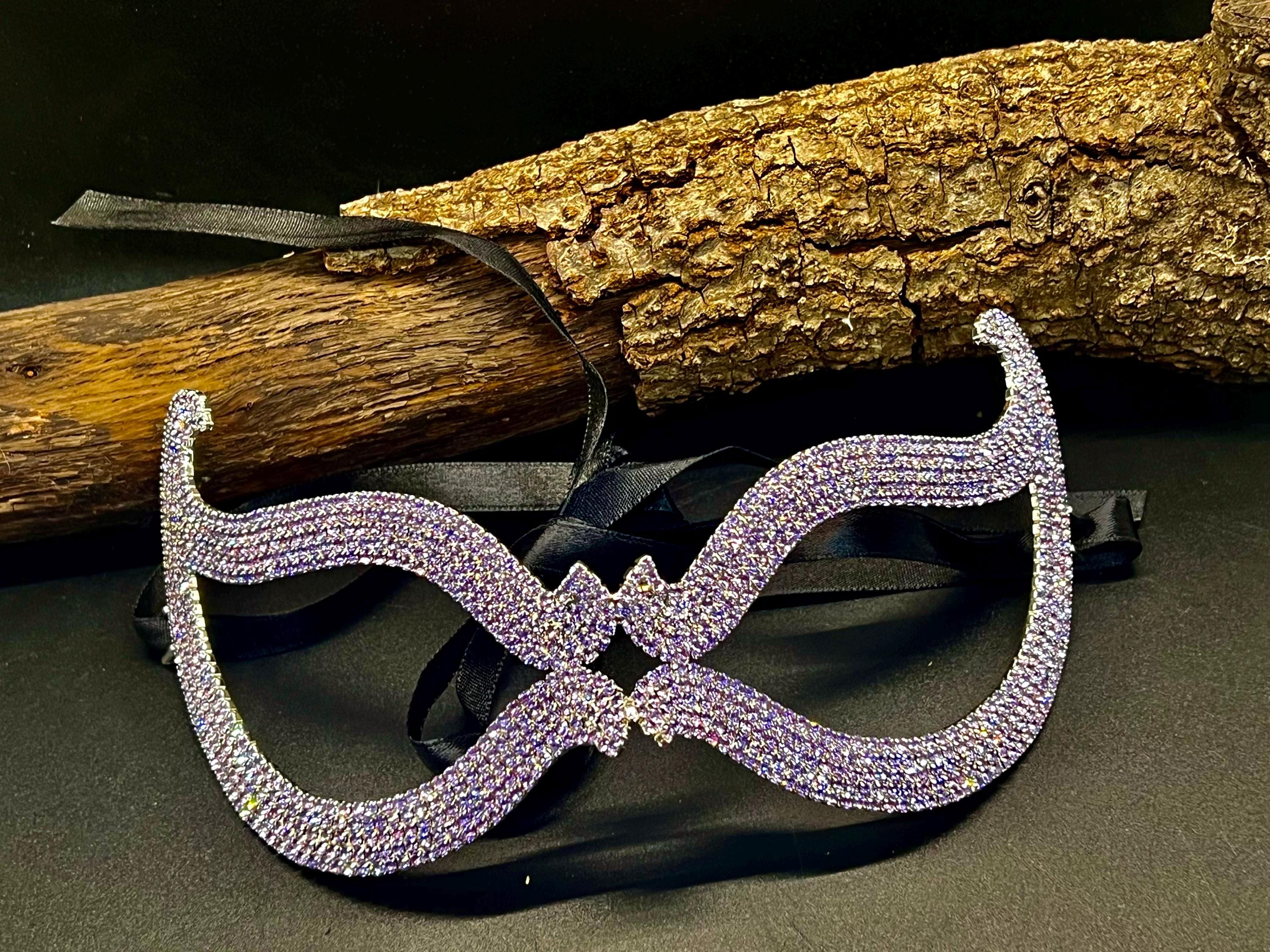 Lavender Crystal Masquerade Mask – Cat Eye Form for a Striking Impression