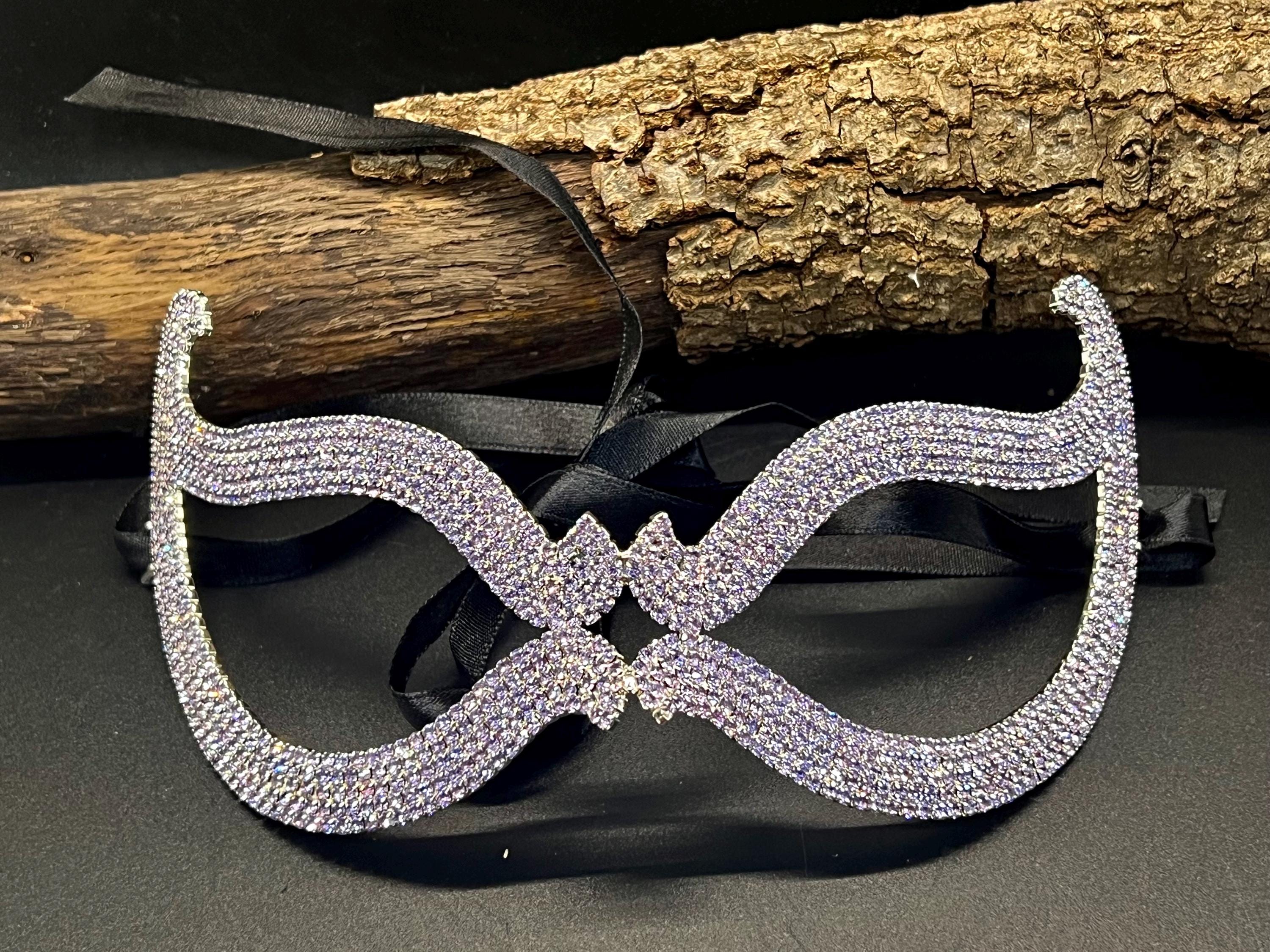 Lavender Crystal Masquerade Mask – Cat Eye Form for a Striking Impression