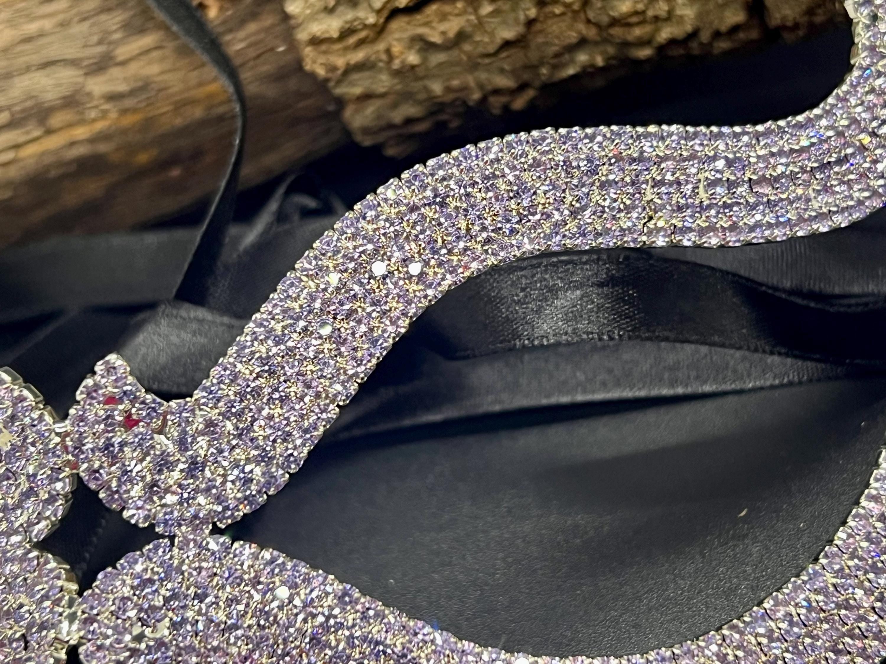 Lavender Crystal Masquerade Mask – Cat Eye Form for a Striking Impression