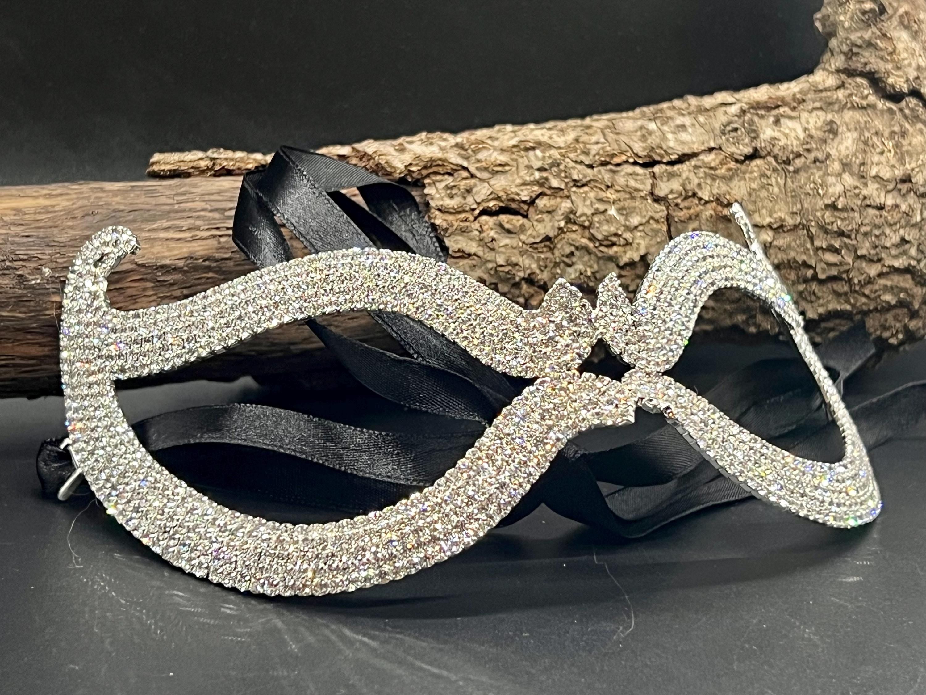 Silver Crystal Masquerade Mask – Cat Eye Form for a Striking Impression