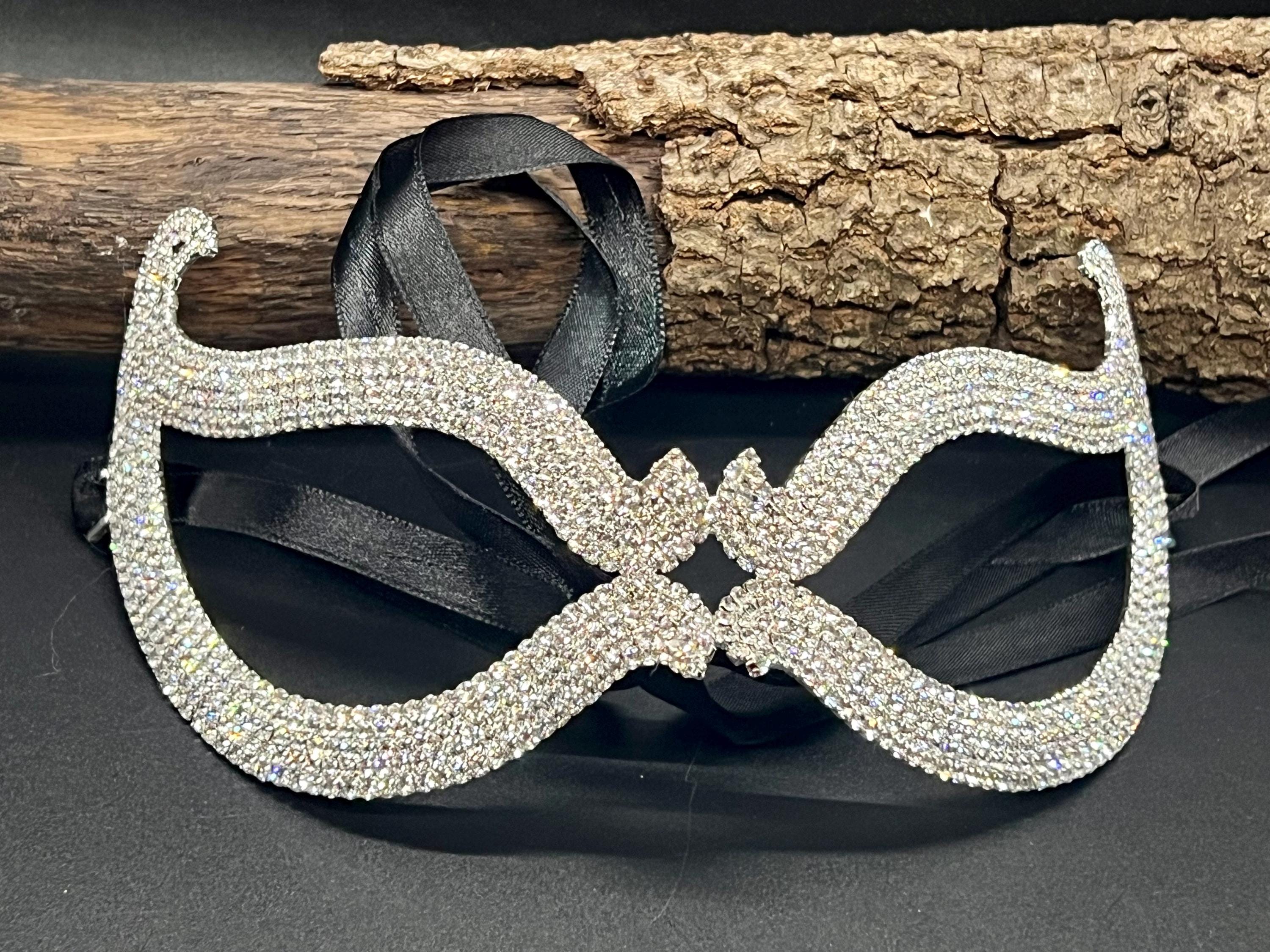 Silver Crystal Masquerade Mask – Cat Eye Form for a Striking Impression