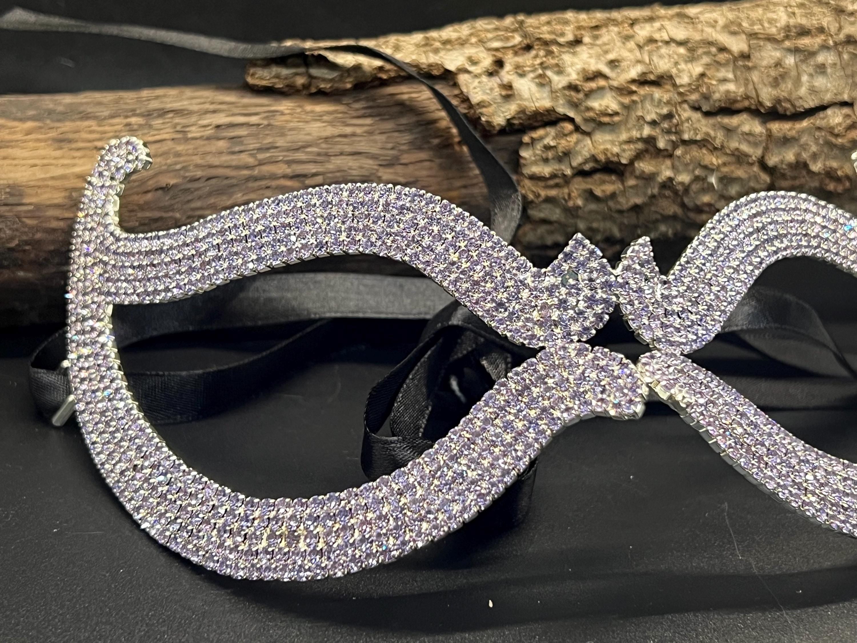 Lavender Crystal Masquerade Mask – Cat Eye Form for a Striking Impression